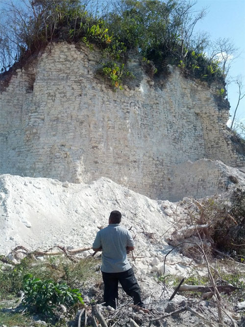 Picture 1 of Breaking the 2,300-year pyramid took stone as a road