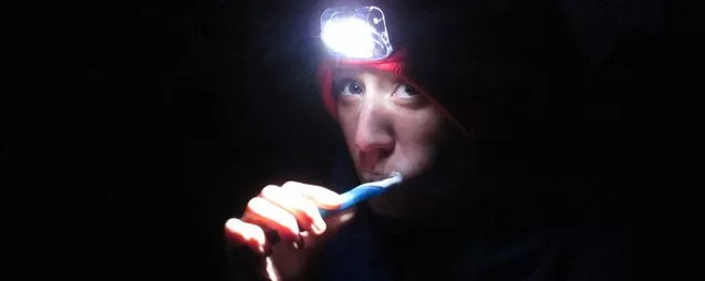 Picture 1 of Brushing your teeth in the dark will sleep better