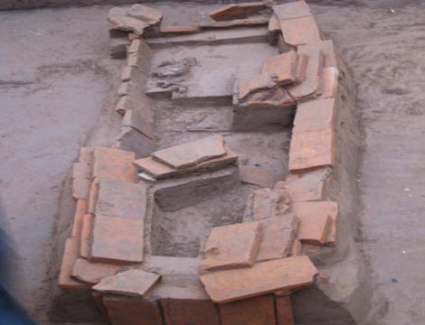 Picture 3 of Bunch of strange ancient tomb images on Hanoi city wall