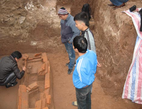 Picture 4 of Bunch of strange ancient tomb images on Hanoi city wall