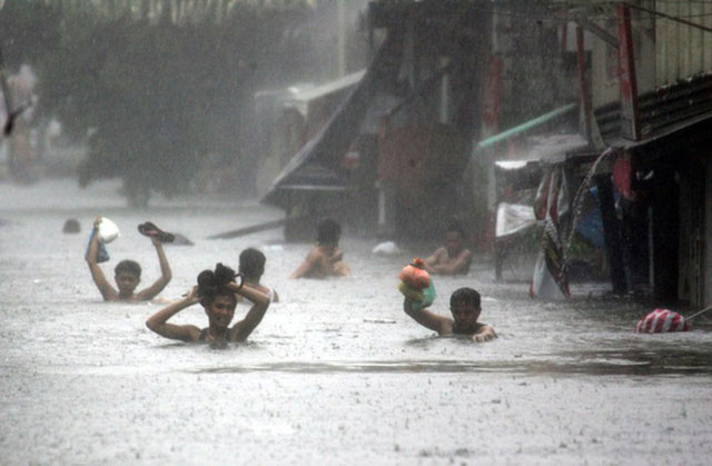 Picture 2 of But storms appeared in Asia: Phong Than became stronger and destroyed similarly in 2008?