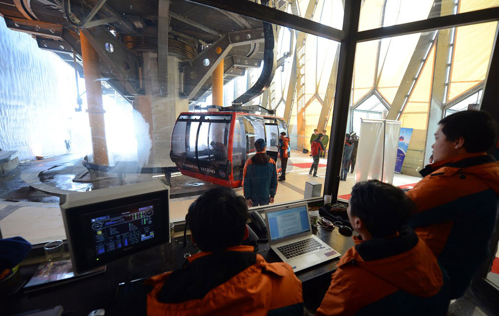 Cable car system up Fansipan peak reached 2 world records images 10