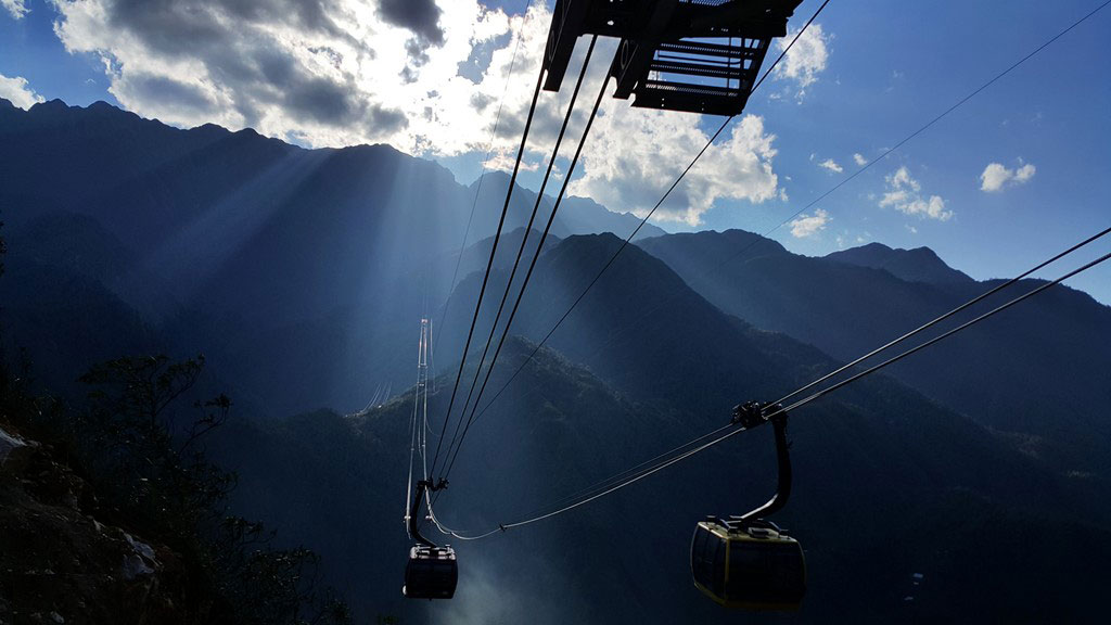 Cable car system up Fansipan peak reached 2 world records images 2