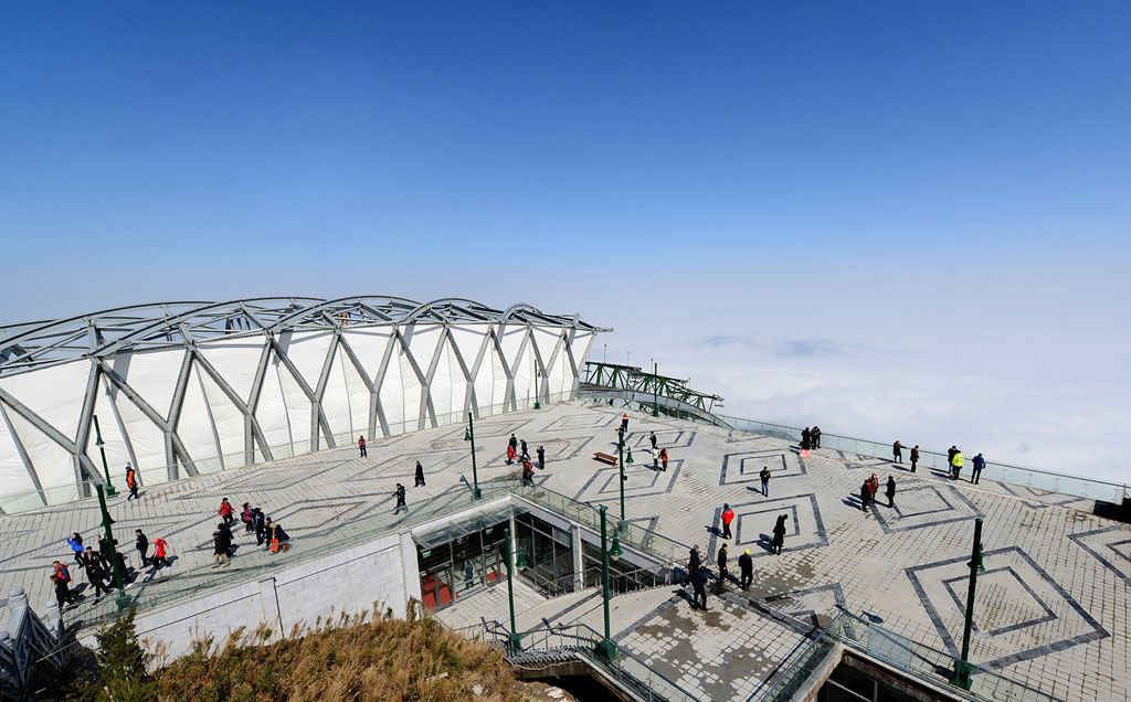 Cable car system up Fansipan peak reached 2 world records images 3