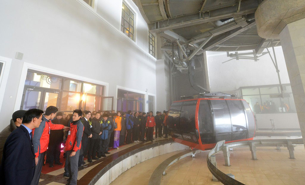 Cable car system up Fansipan peak reached 2 world records images 4