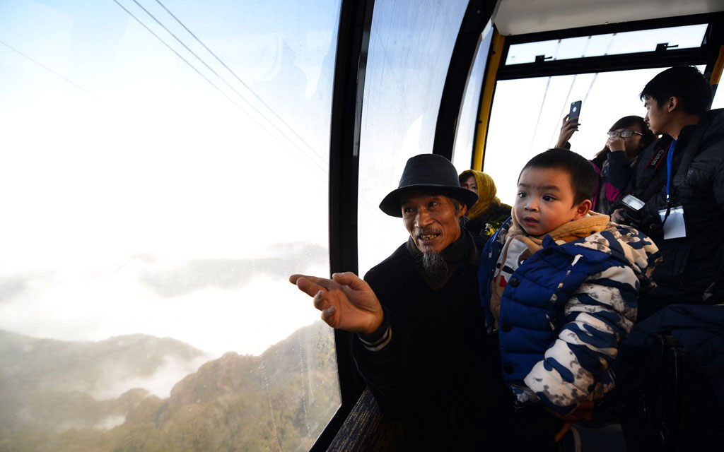 Cable car system up Fansipan peak reached 2 world records images 6