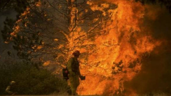 Picture 4 of California sinks in 'hell fire'