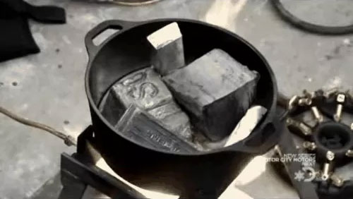 Picture 4 of Can we put our hands in a pan of boiling oil without burns?