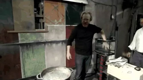 Picture 5 of Can we put our hands in a pan of boiling oil without burns?