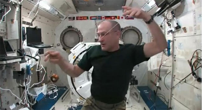 Picture 2 of Can you play Yo-Yo in space?