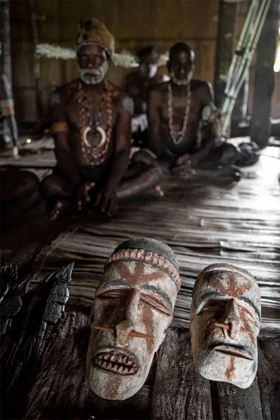 Picture 12 of Carnivorous tribe in New Guinea: Wife sharing and no sexual barriers