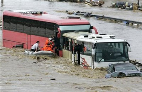 Picture 1 of Cars 'swim' in the wild flood in Turkey