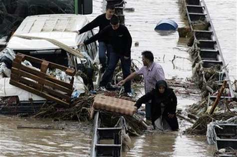 Picture 2 of Cars 'swim' in the wild flood in Turkey