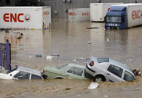 Picture 4 of Cars 'swim' in the wild flood in Turkey