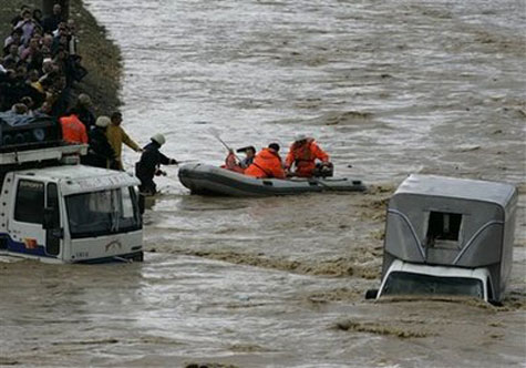 Picture 5 of Cars 'swim' in the wild flood in Turkey
