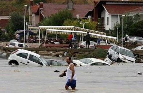 Picture 6 of Cars 'swim' in the wild flood in Turkey