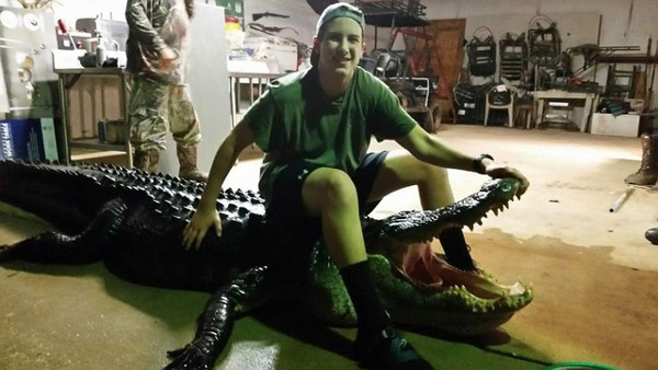 Picture 3 of Catching the crocodile weighs 420 kg