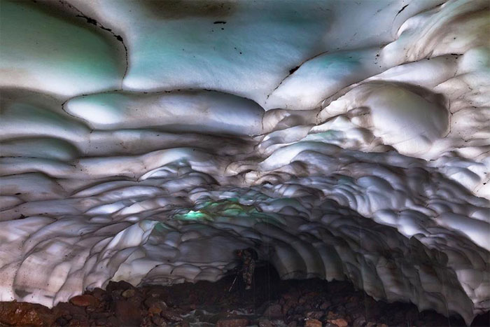 Picture 8 of Cave shimmering in Russia
