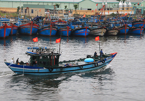 Picture 1 of Central fishermen run away from storms