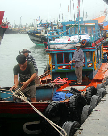 Picture 2 of Central fishermen run away from storms