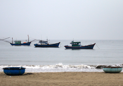 Picture 3 of Central fishermen run away from storms