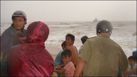 Picture 2 of Central: Many boats are in distress, stuck in the sea