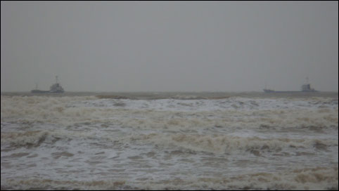 Picture 3 of Central: Many boats are in distress, stuck in the sea