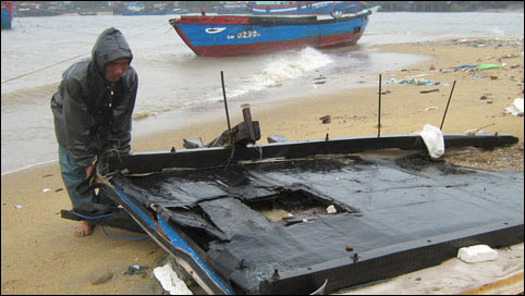 Picture 5 of Central: Many boats are in distress, stuck in the sea