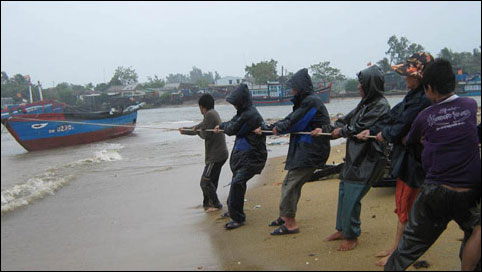 Picture 6 of Central: Many boats are in distress, stuck in the sea