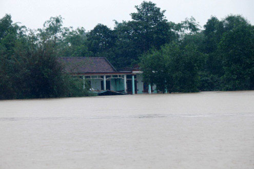 Picture 1 of Central people struggle in flooding