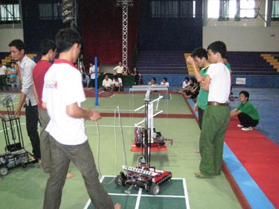 Picture 1 of Central Robocon teams try the field