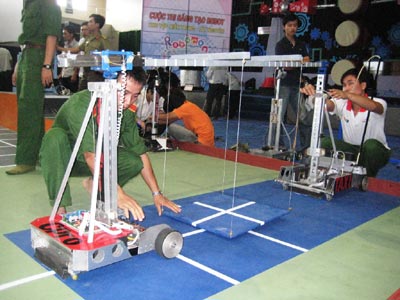Picture 3 of Central Robocon teams try the field