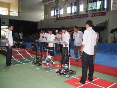Picture 4 of Central Robocon teams try the field