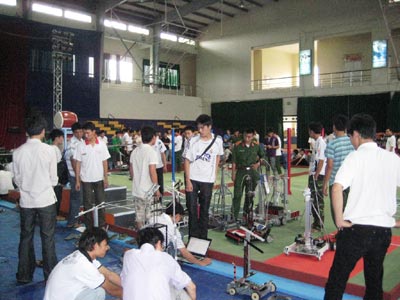 Picture 5 of Central Robocon teams try the field