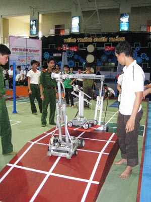 Picture 6 of Central Robocon teams try the field