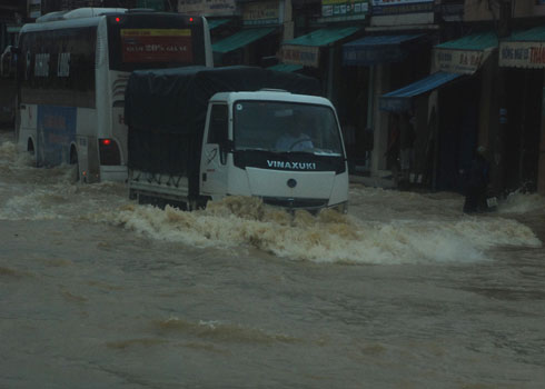 Picture 10 of Central Vietnam buried in the flood