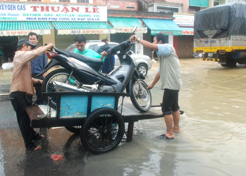 Picture 11 of Central Vietnam buried in the flood