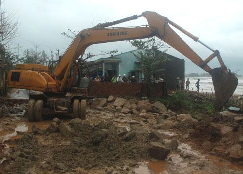 Picture 2 of Central Vietnam buried in the flood