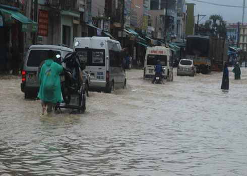 Picture 5 of Central Vietnam buried in the flood
