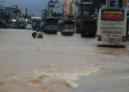 Picture 6 of Central Vietnam buried in the flood
