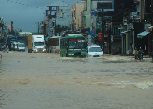 Picture 8 of Central Vietnam buried in the flood