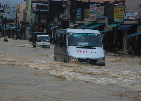 Picture 9 of Central Vietnam buried in the flood