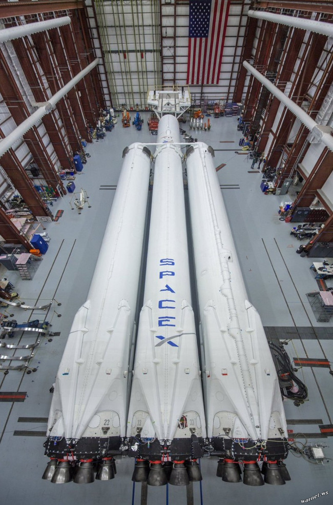 Picture 3 of CEO SpaceX launched Falcon Heavy missiles before the launch of the test