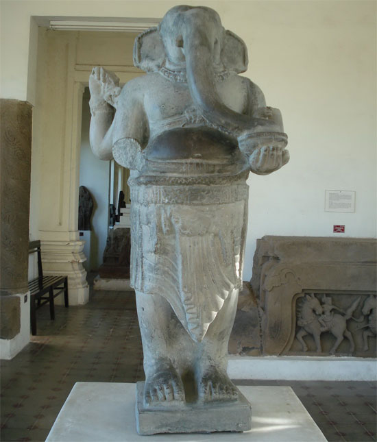 Picture 2 of Cham treasures to America on display