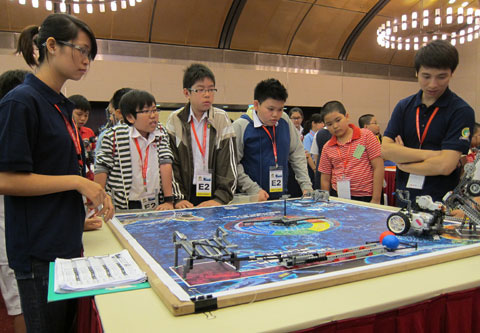 Picture 2 of Children compete with robots in Hanoi