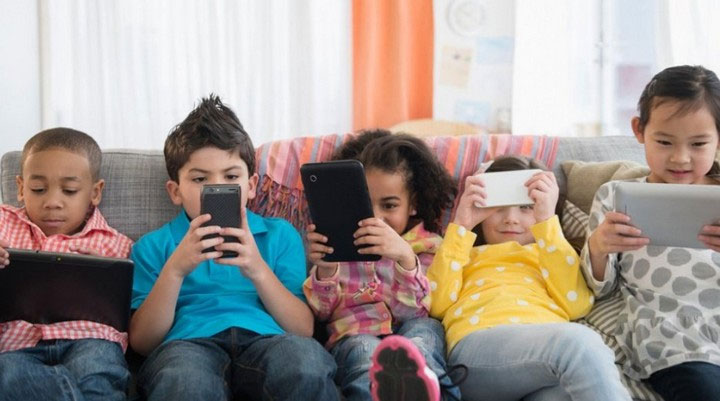 Picture 2 of Children exposed too much to social networks are more likely to lead to feelings of loneliness and inferiority