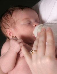 Picture 1 of Children under 6 months old should not drink plenty of water