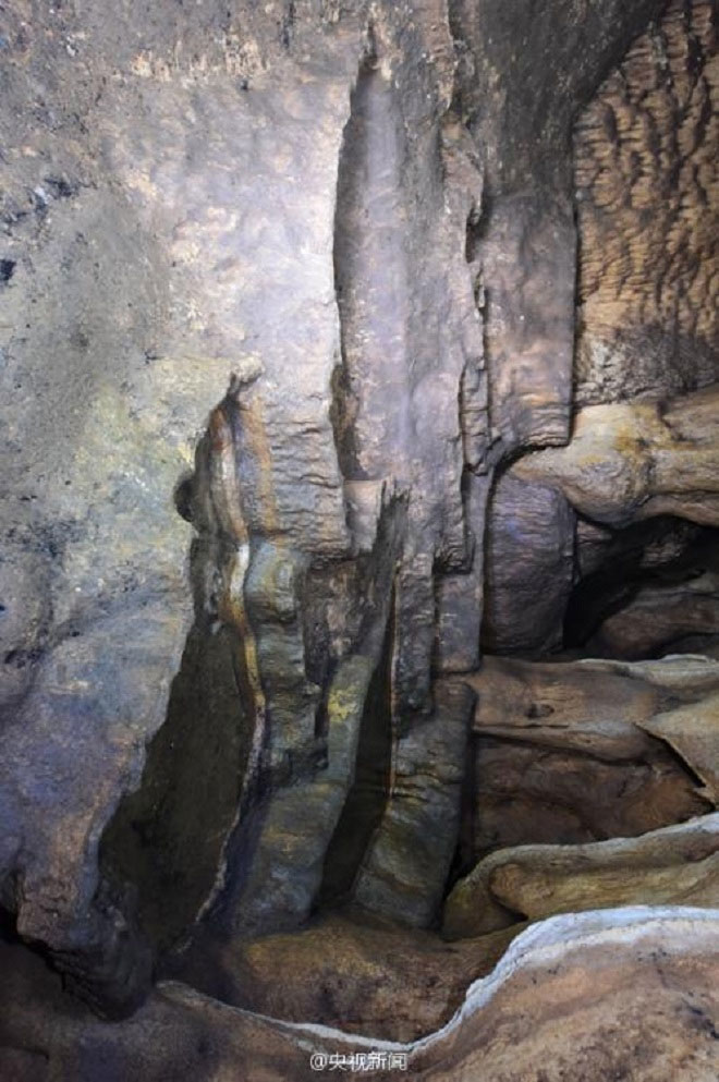 Picture 7 of China discovered a hole in the pit deeper than 100m
