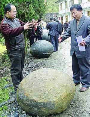 Picture 2 of China discovered many giant stone eggs