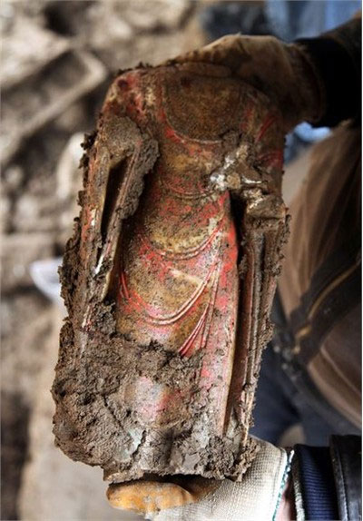Picture 2 of China: Excavating the 1500-year-old Bodhisattva Buddha statue